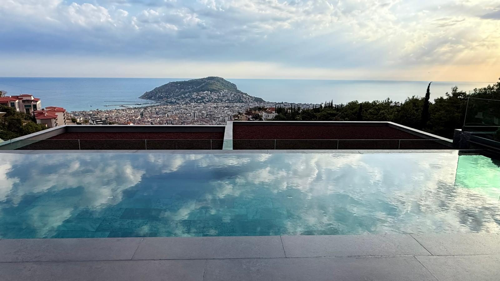 Luxury Villa with Panoramic Sea Views and Alanya Castle Views in Bektaş