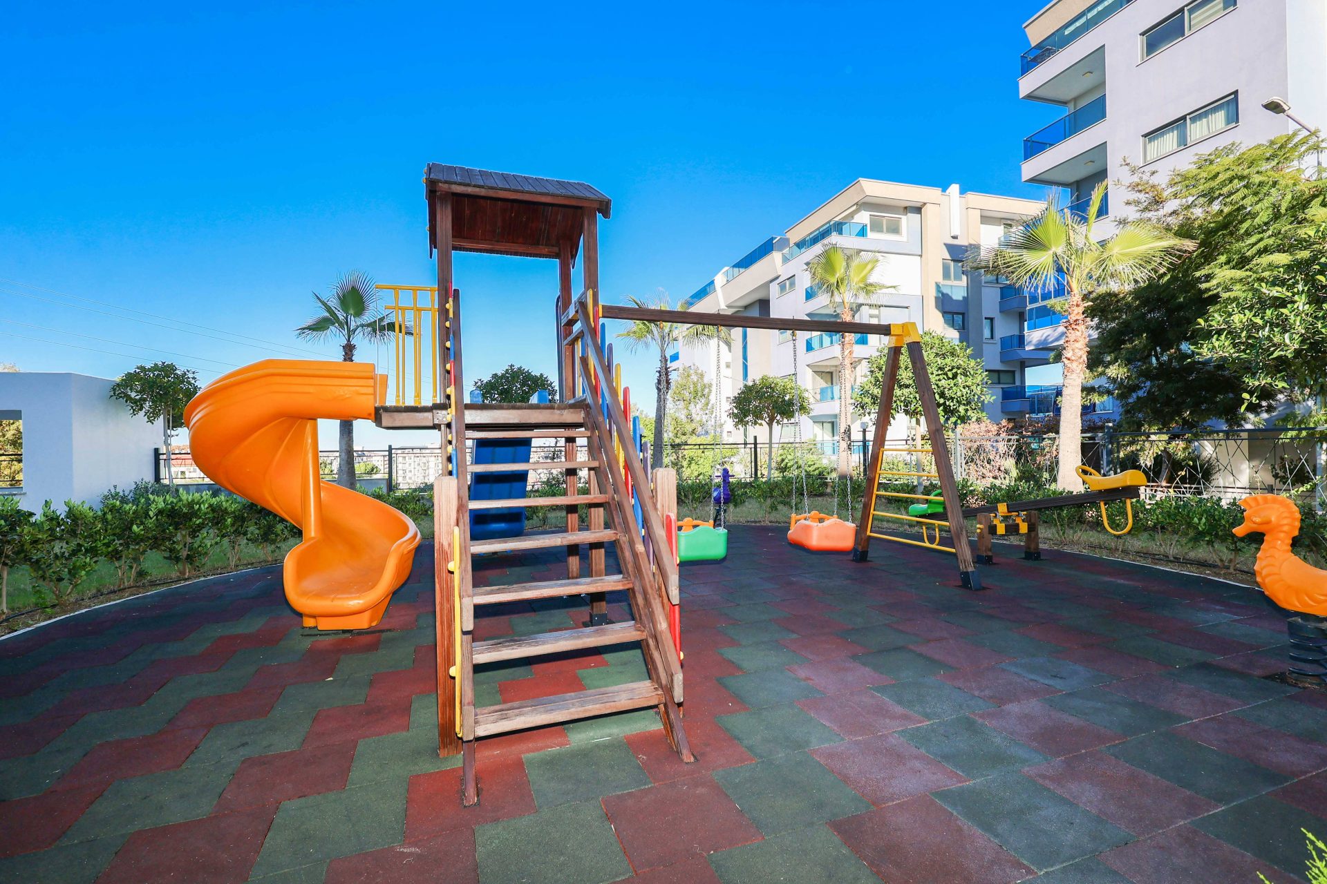 Appartements et duplex dans une résidence avec de nombreux équipements à Kargıcak, Alanya